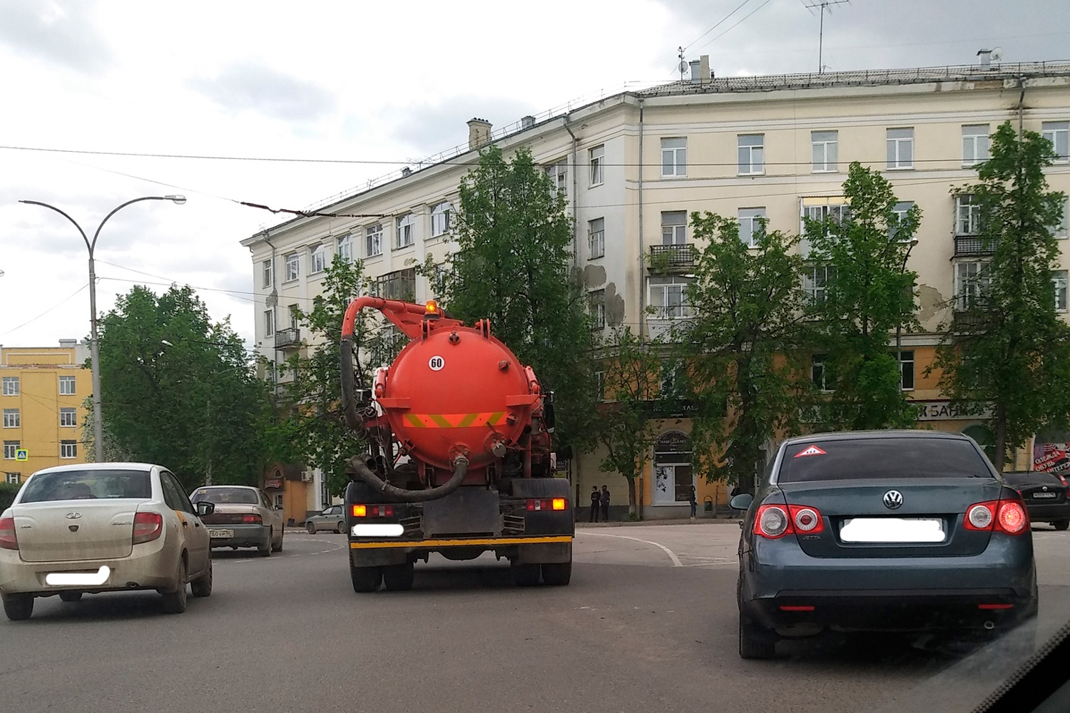 Было три полосы, стало две: ассенизаторский грузовик не поделил дорогу с Volkswagen Jetta на ул. Алюминиевой в Каменске-Уральском