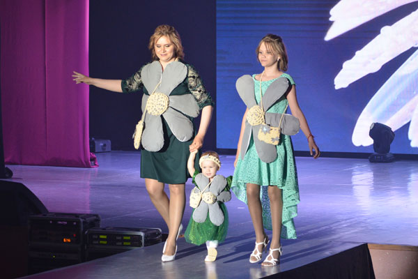 В Каменске-Уральском больше сотни участников из 20 детских садов приняли участие в конкурсе дизайна одежды со световозвращающими элементами