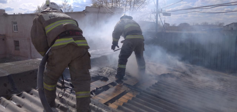 В Каменске-Уральском сгорел гараж. Спасатели эвакуировали два автомобиля