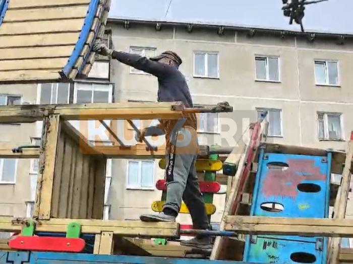 "Детям теперь негде играть": в Каменске-Уральском снесли детскую площадку во дворе — а новой не будет | В Каменске-Уральском снесли детскую площадку во дворе жилых домов