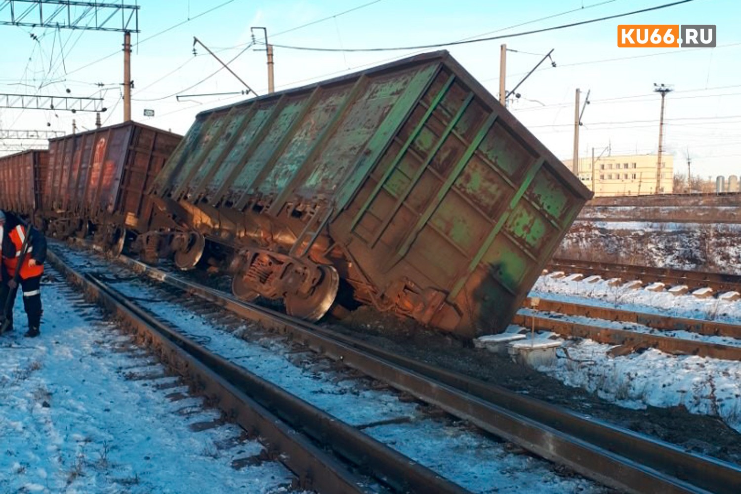 На станции в Каменске-Уральском утром с рельсов сошло несколько вагонов грузового поезда. На месте ждут восстановительную бригаду