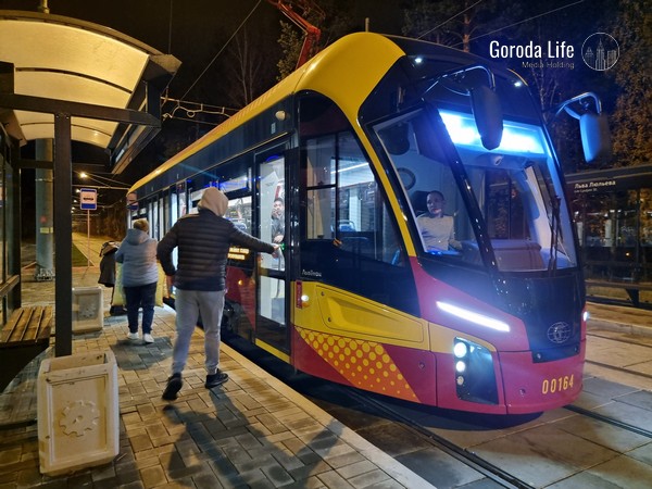 В Екатеринбурге прямо на путях загорелся трамвай | В Екатеринбурге во время движения загорелся трамвай