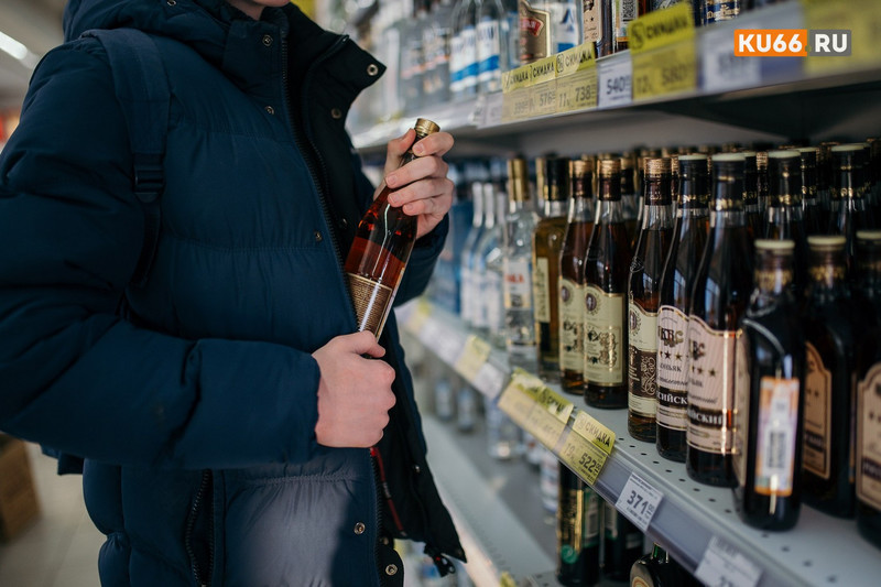 Хорошо одетый мужчина в наушниках украл из сетевого продуктового на ул. Октябрьской в Каменске бутылку коньяка стоимостью... 2700 рублей