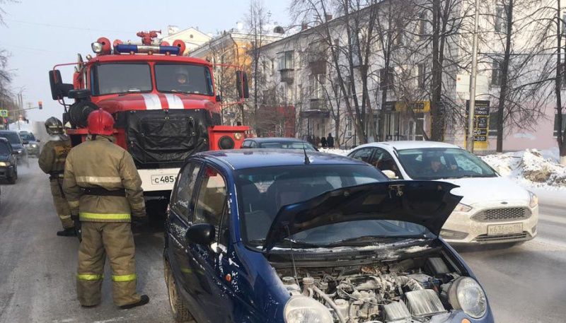Утром в Каменске-Уральском загорелась легковушка