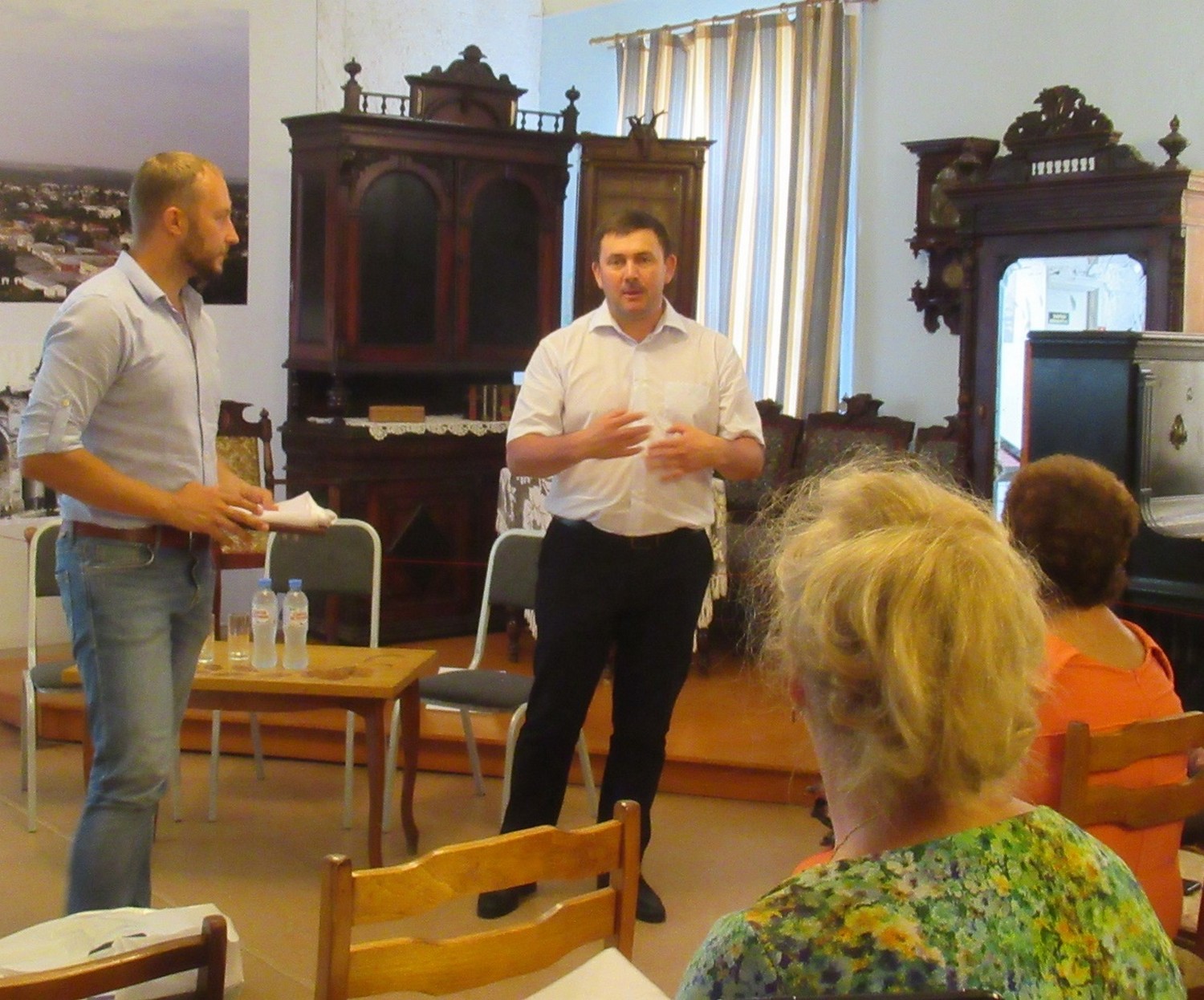 Участников «Пути Ермака» встретили в Каменске с распростертыми объятиями: вручили фотоальбом, книгу и показали фильм – те пришли в восторг