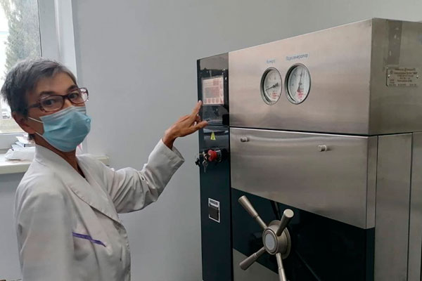 В хирургии горбольницы — новое оборудование для стерилизации инструментов. Говорят, без него работа медучреждения будет парализована