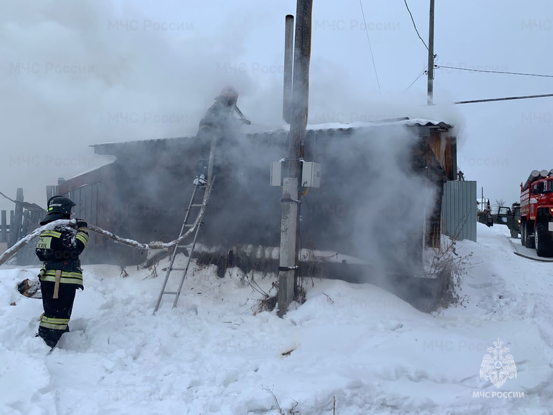 Под Каменском-Уральским пожар повредил баню