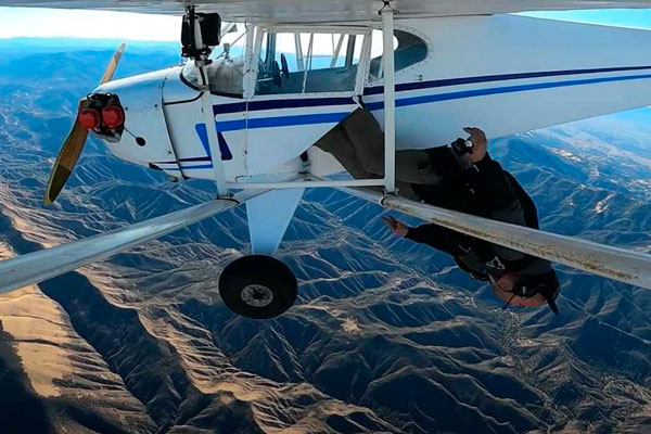 Блогер выпрыгнул из своего самолета, у которого отказали двигатели. Его обвиняют в инсценировке