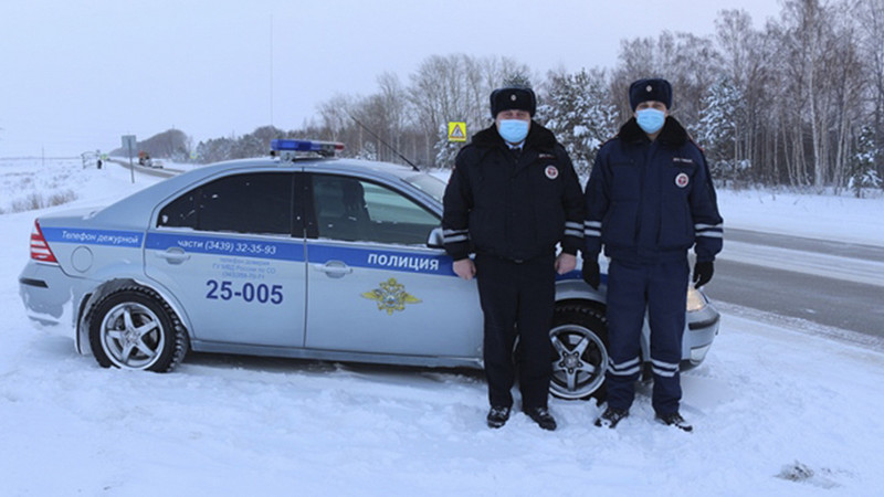 Есть такая профессия — людям в морозы помогать. Каменские инспекторы ГИБДД увезли домой маму с грудным ребенком, пока отец ждал эвакуатор