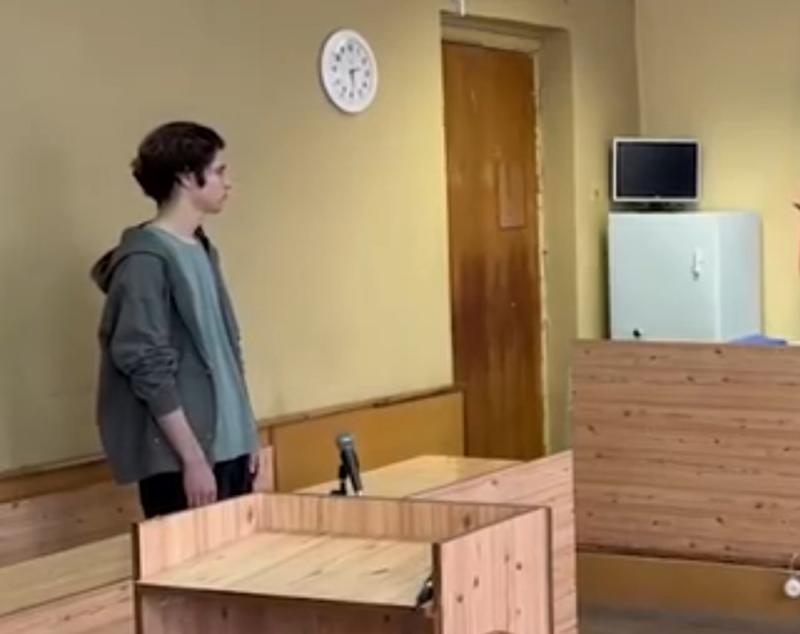 Думал, что не поймают: в Каменске-Уральском осудили 19-летнего курьера телефонных мошенников | В Каменске-Уральском осудили 19-летнего курьера телефонных мошенников Думал, что не поймают: в Каменске-Уральском осудили 19-летнего курьера телефонных мошенников | В Каменске-Уральском осудили 19-летнего курьера телефонных мошенников