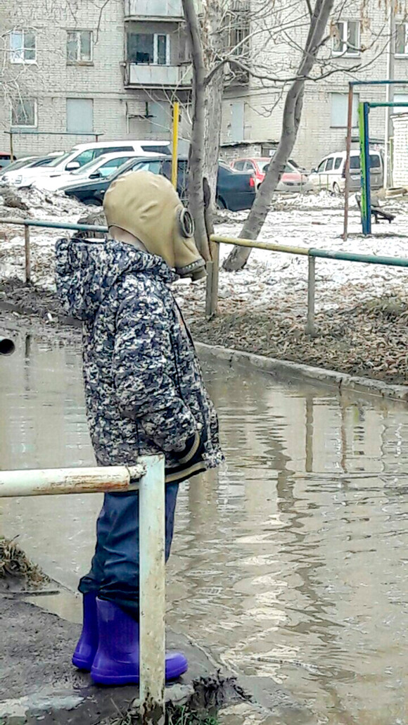 Мальчика в противогазе сняли на улице в Каменске-Уральском. «Чтобы лицо было чистое, когда обрызгает», «Лет через семь все так ходить будем»
