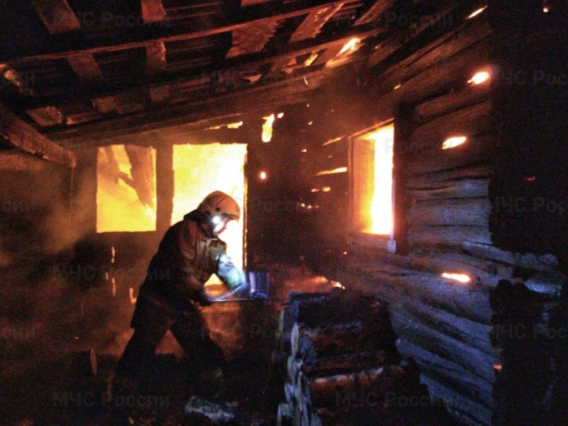 Вспыхнул, как факел: пожар в Каменске-Уральском на улице Станция УАЗ потушили только к ночи | В Каменске-Уральском произошел пожар в четырехквартирном доме