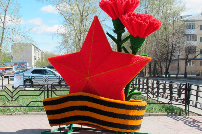 У памятника Кунавину — новая композиция к Дню Победы, а власть, между тем, готовит всем жителям Каменска-Уральского еще один сюрприз...