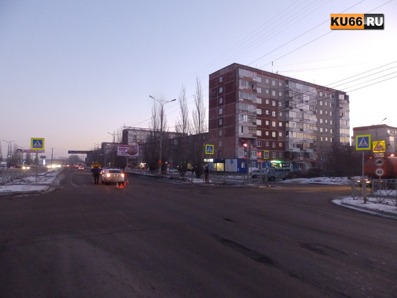 Утром в Каменске-Уральском под колеса иномарки попал немолодой мужчина: с сотрясением и ушибами пострадавшего увезли на «скорой». ВИДЕО