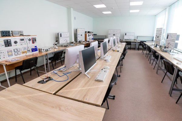 СинТЗ поддержал создание современной лаборатории в Политехническом институте Каменска-Уральского