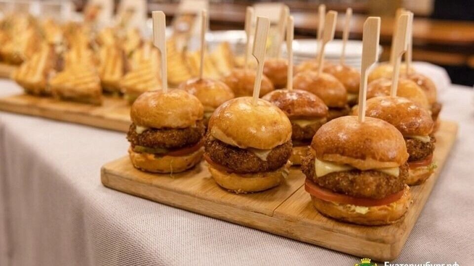 В школах Екатеринбурга обновили меню: ученикам начали подавать бургеры, роллы с горбушей и сэндвичи | В школьных столовых Екатеринбурга появились полезные бургеры и роллы с рыбой