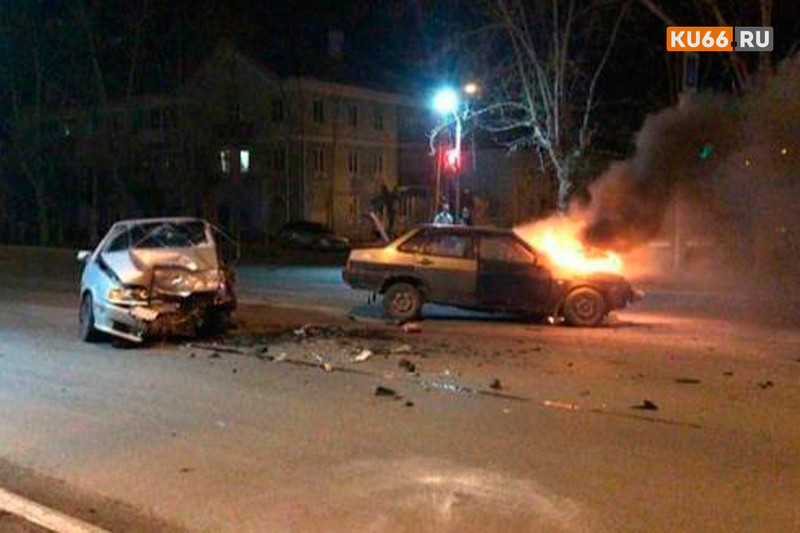 Одного человека увезли на «скорой». Поздним вечером в Каменске-Уральском на ул. Лермонтова лоб в лоб столкнулись два ВАЗа, вспыхнул огонь