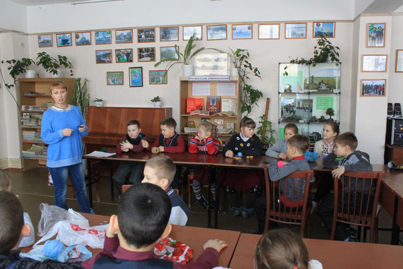 В библиотеке собрались школьники Каменска-Уральского, чтобы научиться делать масленичную куклу, а попутно попытались закликать весну