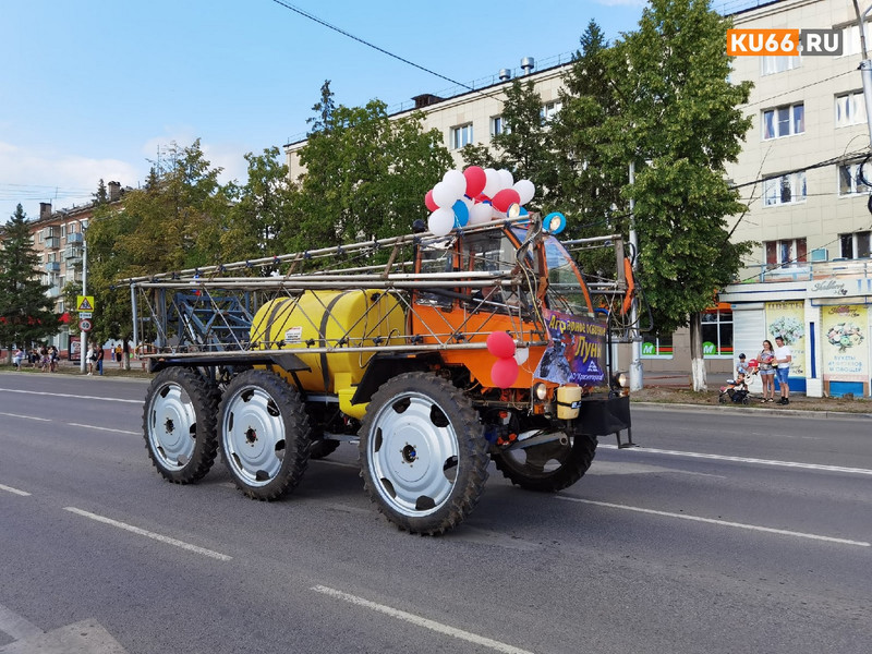 Как это было. Карнавальный автопробег по Каменску-Уральскому в День города собрал много пушек, луноход, ракеты и космический корабль