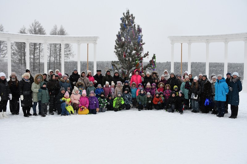 В Каменске-Уральском нарядили народную ёлку на Набережной | На Набережной Каменска-Уральского установили и нарядили народную ёлку