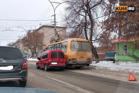 Сразу две аварии произошли на одной улице в Каменске-Уральском: сперва легковушка не поделила дорогу с автобусом, затем столкнулись иномарки