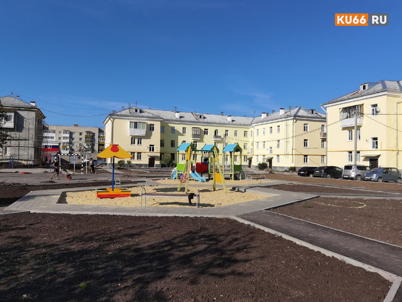 Двор сразу для шести домов закончили реконструировать в Каменске-Уральском: чтобы добиться этого, людей пришлось долго уговаривать... Двор сразу для шести домов закончили реконструировать в Каменске-Уральском: чтобы добиться этого, людей пришлось долго уговаривать...