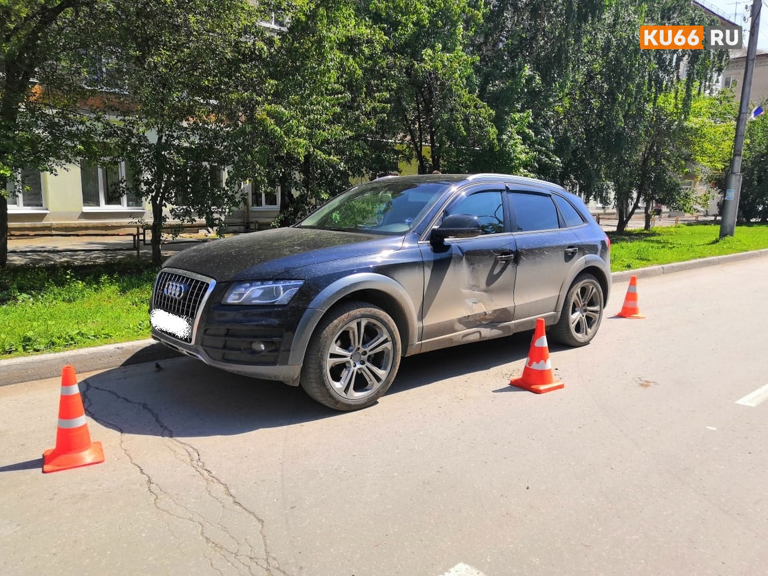 Бессовестный водитель на неизвестной машине изуродовал стоящую у дома по ул. Карла Маркса в Каменске-Уральском Ауди Q5 и скрылся Бессовестный водитель на неизвестной машине изуродовал стоящую у дома по ул. Карла Маркса в Каменске-Уральском Ауди Q5 и скрылся