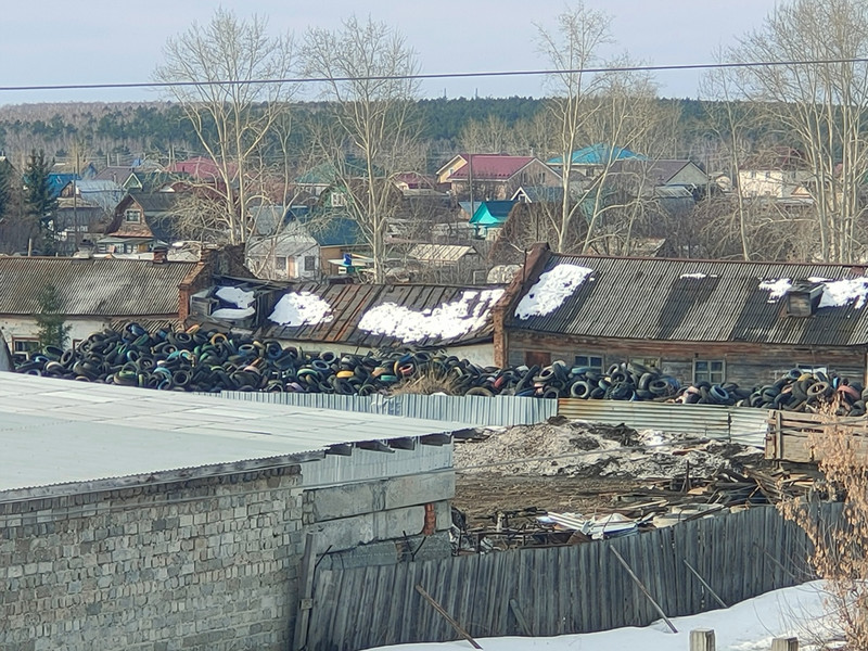 Каменцы жалуются Евгению Куйвашеву на свалку автомобильных покрышек