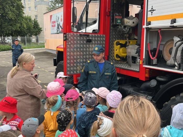 Пожарные в Каменске-Уральском устроили праздник безопасности — дети сели в кабину и потушили «огонь» | Пожарные Каменска-Уральского провели урок безопасности с детьми в детском саду №57