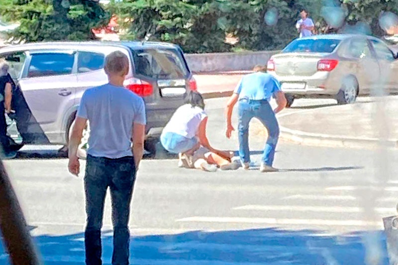 Пострадавший лежит на тротуаре. Водитель иномарки сбил человека на проспекте Победы в Каменске-Уральском