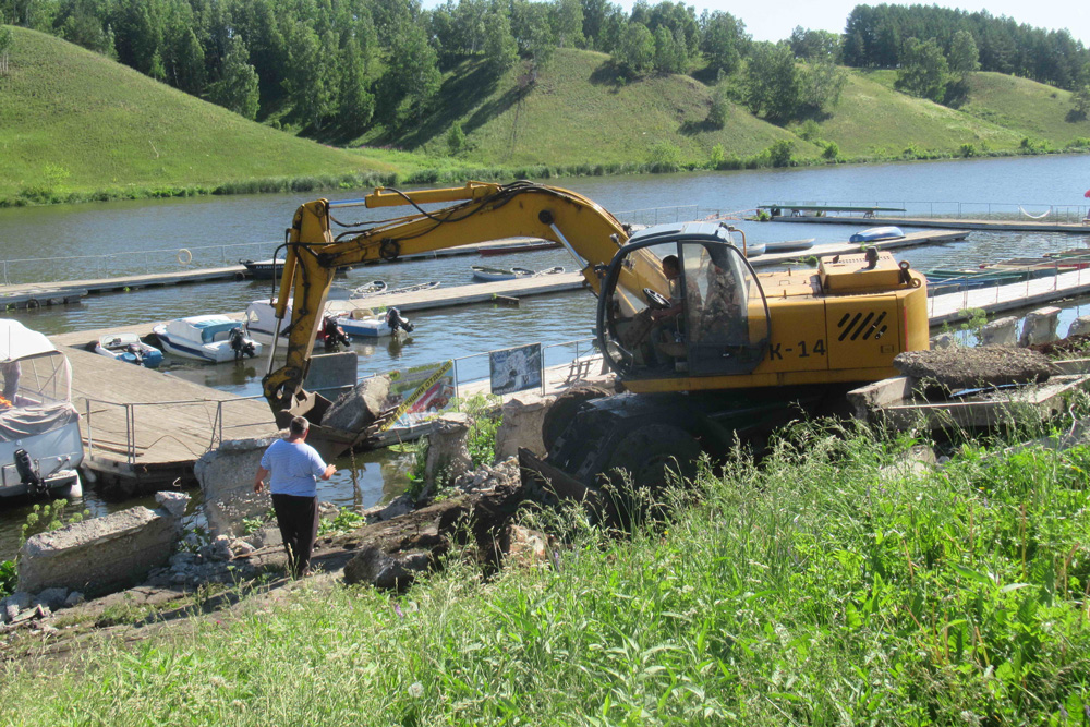 Благоустройство городских пространств: между ул. Гоголя и берегом реки в Каменске-Уральском мусора столько, словно и субботника тут не было! Благоустройство городских пространств: между ул. Гоголя и берегом реки в Каменске-Уральском мусора столько, словно и субботника тут не было!