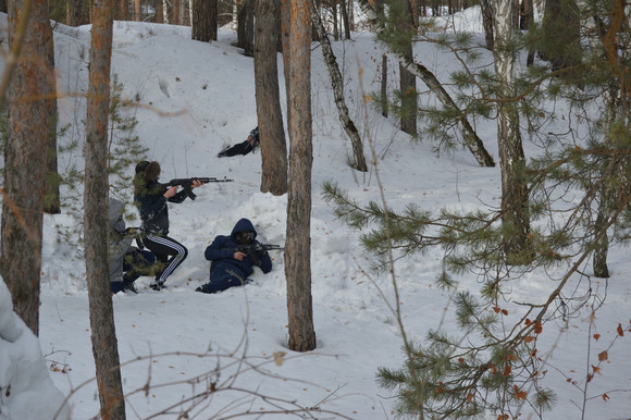 Семь команд и семь этапов: в Каменске-Уральском студенты колледжей состязались в «Рубеж»: разбирали автоматы, играли в страйкбол