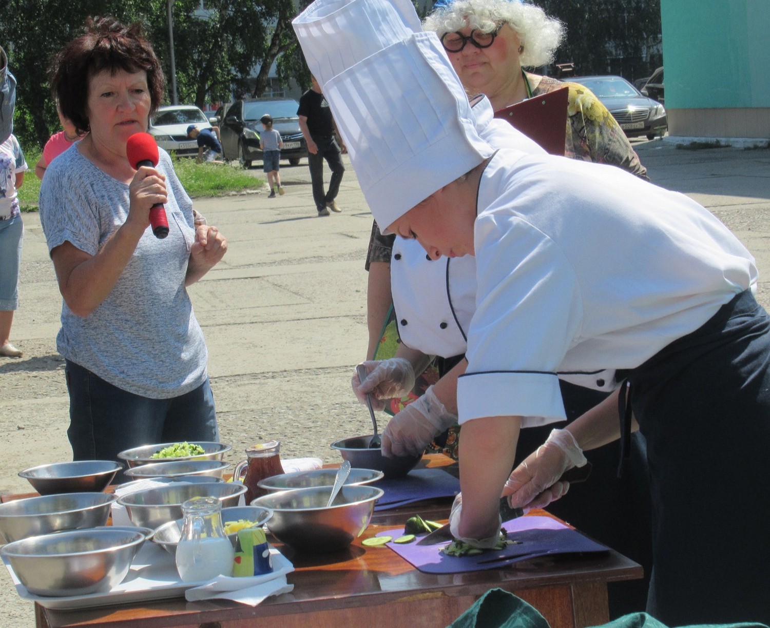 «Приготовили 1700 порций». Фестиваль окрошки прошел в День города в пос. Ленинском Каменска-Уральского - в гости приехал мэр Шмыков