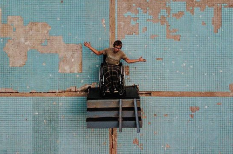 Художник сделал пандус на стене многоэтажки в насмешку над чиновниками. ФОТО