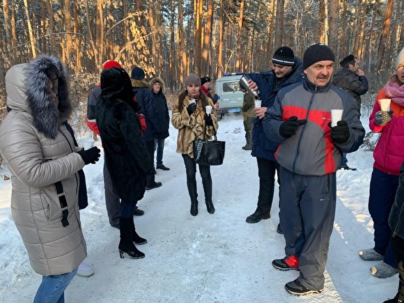 На Урале власти закрывают карантинный центр после того, как жители перекрыли к нему въезд