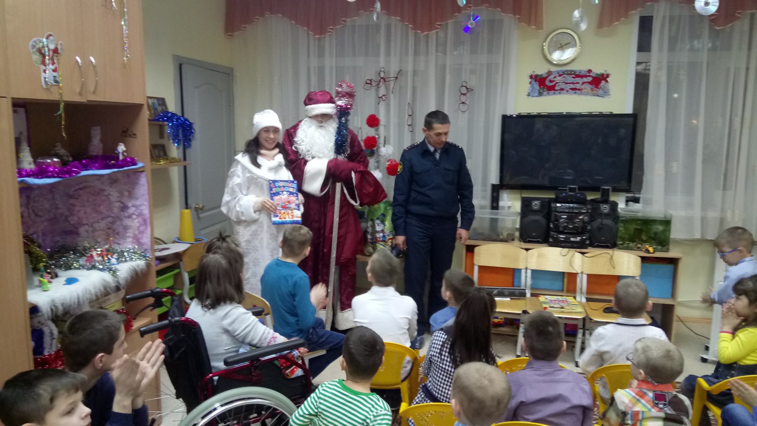 Осужденные колонии Каменска-Уральского на собственные деньги купили детям из социального центра сладкие и полезные подарки Осужденные колонии Каменска-Уральского на собственные деньги купили детям из социального центра сладкие и полезные подарки