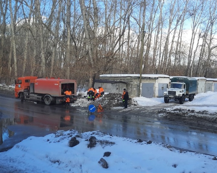 К весне готовятся: коммунальщики промоют дренажные колодцы на затопляемых улицах в Каменске-Уральском. Начали с Железнодорожной...
