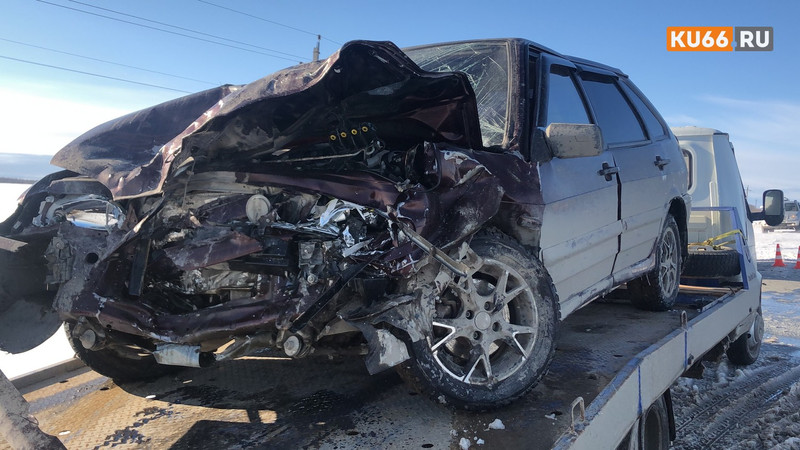 Водитель ВАЗа устроил аварию на встречке на трассе под Каменском-Уральским — столкнулся с инкассаторской машиной, перевозившей «ценный груз»