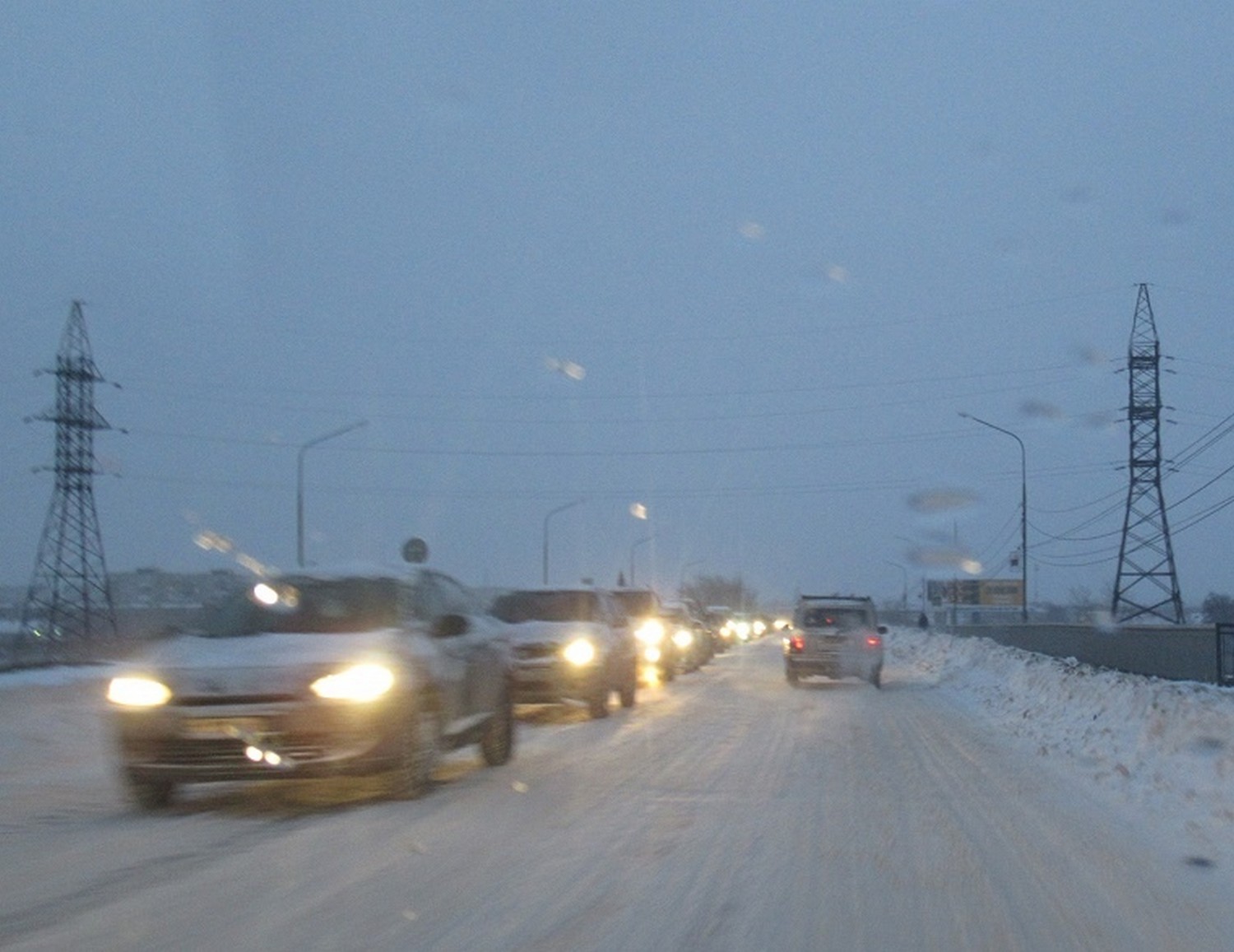 Из-за стихии в пятницу плохо ездили все автобусы в Каменске-Уральском, а до удаленных Монастырки и Кремлевки дороги расчистили позже других
