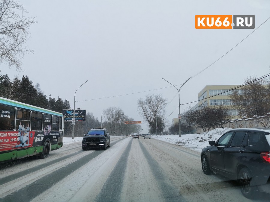 Колеи, снегоуборочной техники нет: в Каменске-Уральском мы нашли только одно место, где разгребают сугробы в разгар непогоды: у здания мэрии