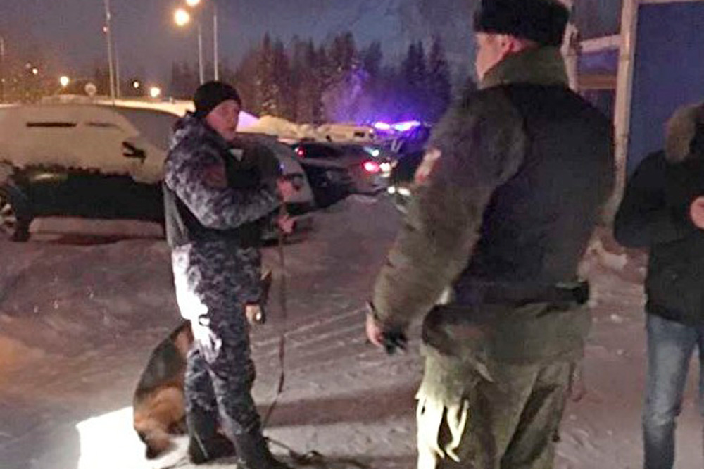 Захватчик «Боинга» в Ханты-Мансийске остается в самолете с пассажирами Захватчик «Боинга» в Ханты-Мансийске остается в самолете с пассажирами