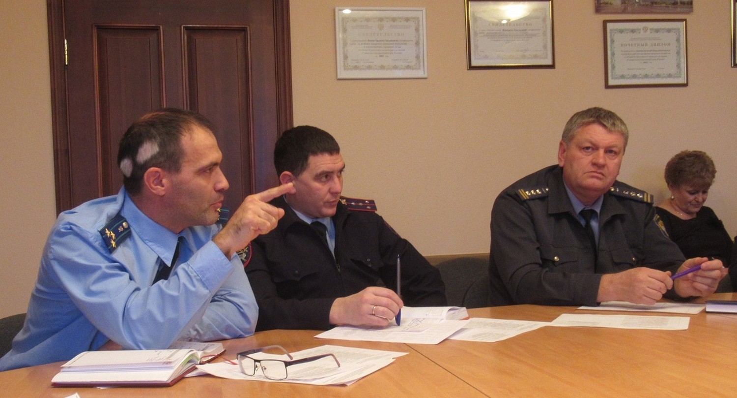 В Каменске легальные перевозчики пожаловались на нелегальных: в мэрии тут же собрали совещание. Приехал даже чиновник из министерства!