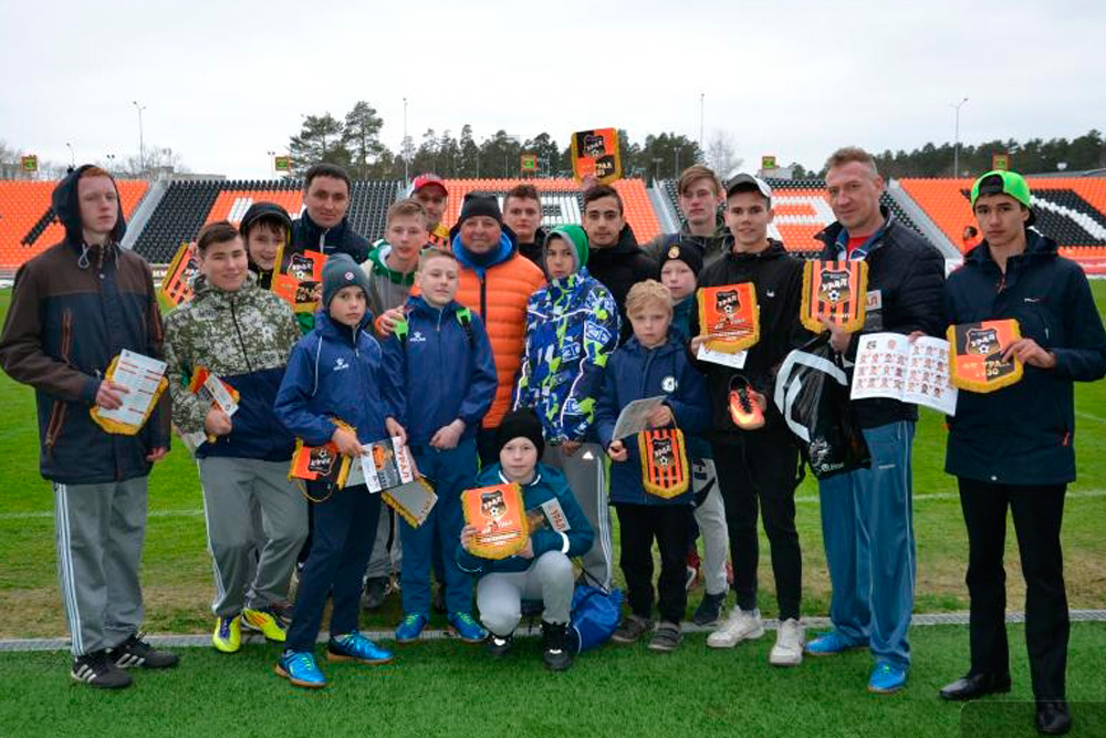 Начинающие футболисты из Каменска-Уральского съездили к «корифеям» зеленого поля: посмотрели, как тренируются спортсмены ФК «Урал»