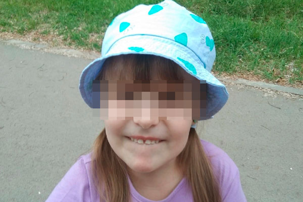 7-летняя девочка, выпавшая из окна четвертого этажа, скончалась. Мать ребенка рассказала, как все произошло и почему она была особенной