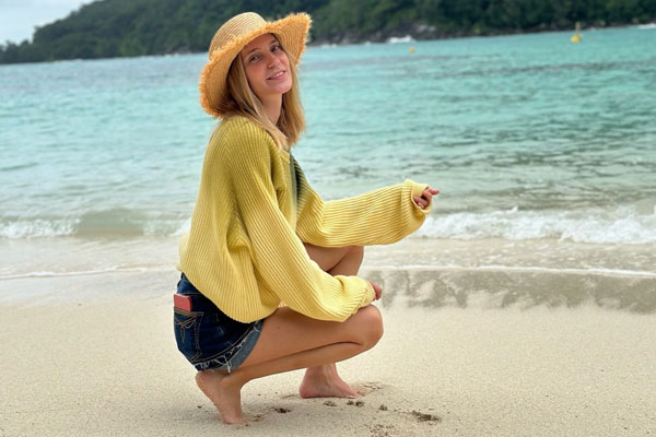 Глюкоза покинула страну после скандалов из-за «голой вечеринки» Ивлеевой