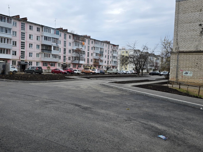 Асфальт к школе №21 в Каменске-Уральском готов: дорога на Лермонтова теперь как с картинки | В Каменске-Уральском завершили ремонт дороги и тротуаров у школы №21