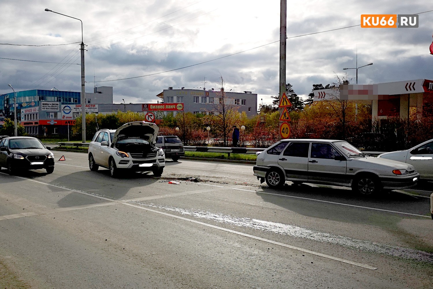 В Каменске-Уральском «гонщики» обкатывают новую дорогу: за час с небольшим на улице Рябова столкнулись дважды. Пострадало «железо»