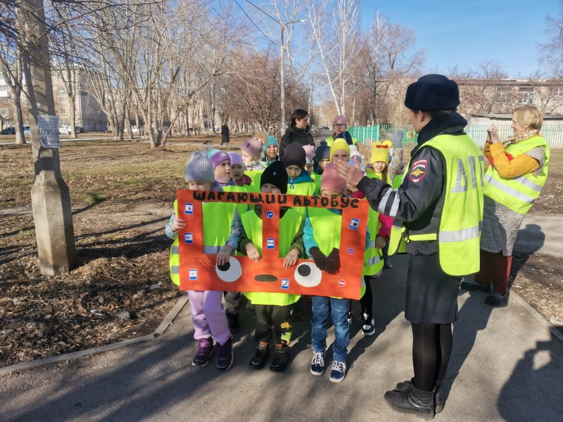 Воспитанники детсада «Алёнка» стали пассажирами шагающего автобуса