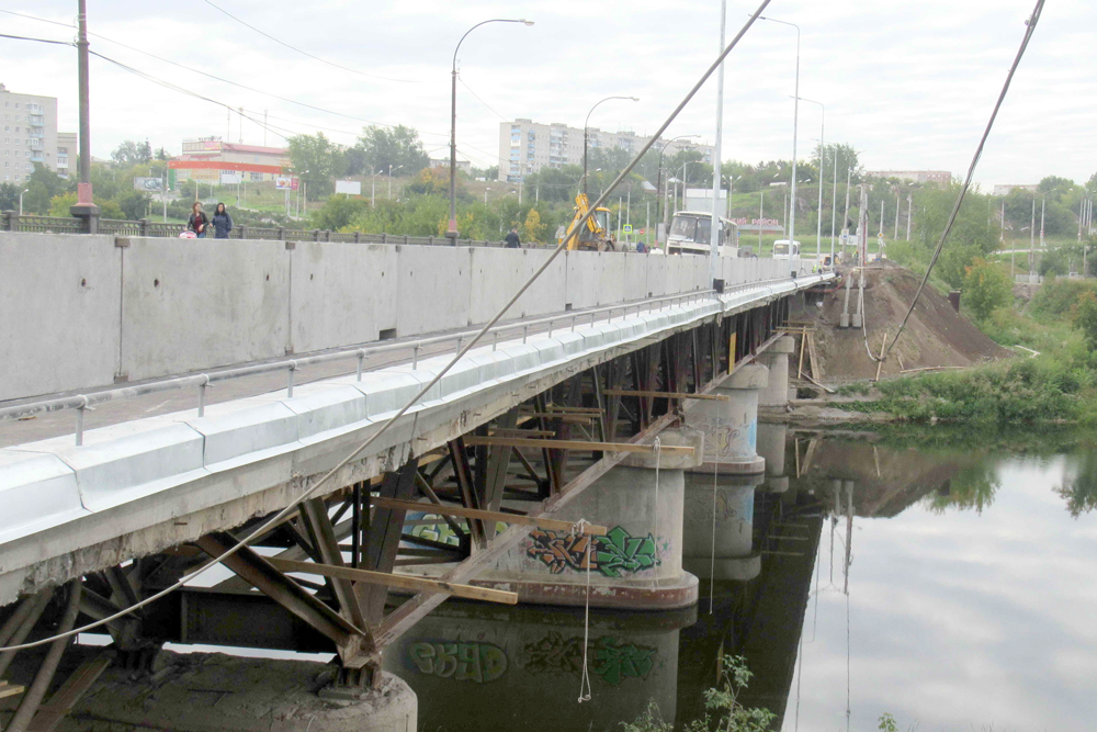 Монтаж и демонтаж идут вместе: подрядчик начал долбить вторую полосу Байновского моста в Каменске-Уральском, завершая ремонт подходов