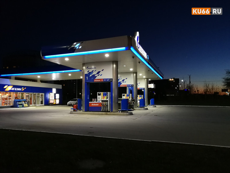 Женщина с мужем-инвалидом и двумя детьми не смогла добраться в Каменск-Уральский — из-за сбоя в Сбербанке она застряла на АЗС «Газпромнефти»